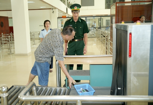 Luôn có các chiến sĩ biên phòng túc trực kiểm tra an ninh và hỗ trợ người dân nhập cảnh.