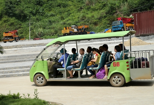 Xe điện phục vụ cho việc di chuyển từ nơi nhập cảnh đến các bến xe, khách sạn nhanh chóng, thuận tiện.