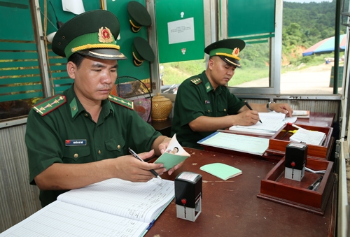 Ngoài tác phong nhanh nhẹn, nhiều cán bộ, chiến sĩ biên phòng ở các Trạm kiểm soát cửa khẩu còn thông thạo tiếng Trung Quốc, tiếng Anh để giúp cho việc giao dịch với người dân thuận lợi.