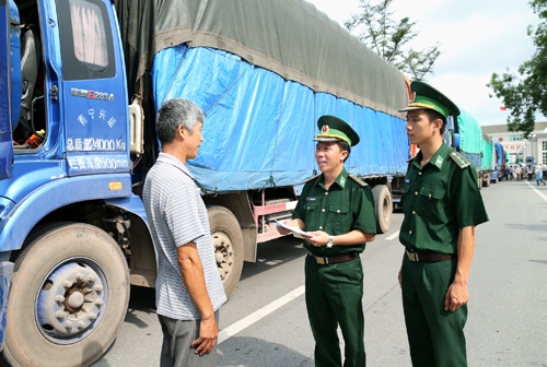 Thượng úy Nguyễn Thành Long và Trung úy Nguyễn Công Kiên, Kiểm soát viên Trạm kiểm soát Biên phòng Bắc Luân, Đồn Biên phòng cửa khẩu Quốc tế Móng Cái kiểm tra thủ tục nhập cảnh của Tổng công ty Texhog (Trung Quốc).