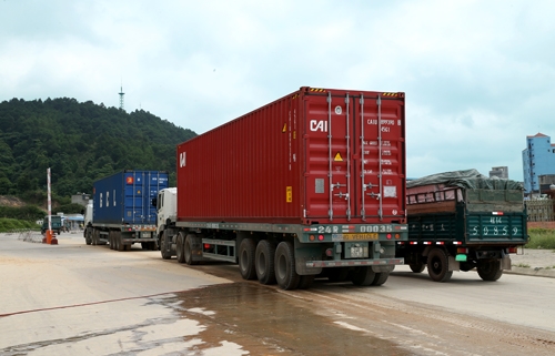 Từng đoàn xe công-ten-nơ chuyển hàng sang Trung Quốc.