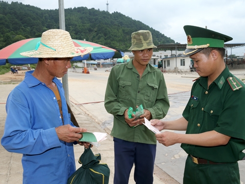 Kiểm soát viên Trạm kiểm soát Biên phòng Cửa khẩu Quốc tế Chi Ma…