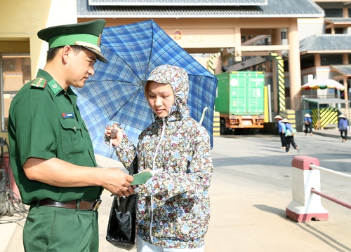 …và Tân Thanh kiểm tra giấy tờ và hướng dẫn người dân làm thủ tục nhập cảnh.