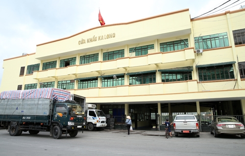 Các xe hàng của doanh nghiệp chuẩn bị xuất khẩu qua Cửa khẩu Ka Long, thành phố Móng Cái.