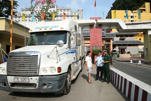 Kiểm tra giấy tờ nhập cảnh, tờ khai hải quan của xe công-ten-nơ ở khu vực Trạm Kiểm soát Biên phòng Tân Thanh.