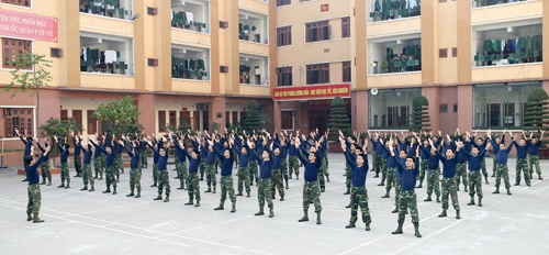 Giờ tập thể dục buổi sáng của học viên lớp bác sĩ dài hạn.