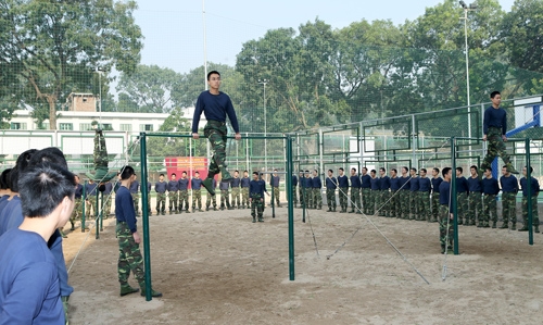 Nhiều bài huấn luyện thể lực khó được học viên hoàn thành xuất sắc.