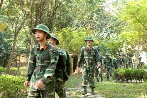 Có những đợt học viên hành quân dã ngoại hàng chục ki-lô-mét.