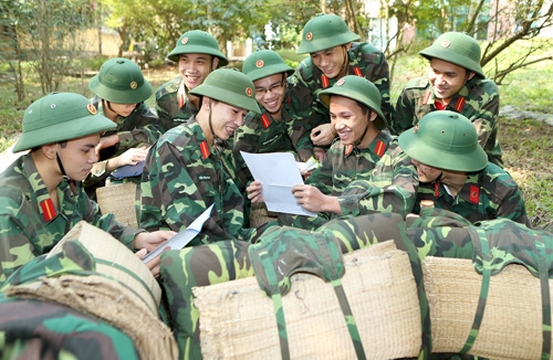 Phút nghỉ ngơi dọc đường hành quân huấn luyện dã ngoại.
