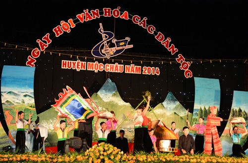 Múa hát vui hội.