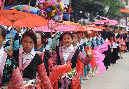 Các thiếu nữ Mông rực rỡ trong trang phục truyền thống dự hội.