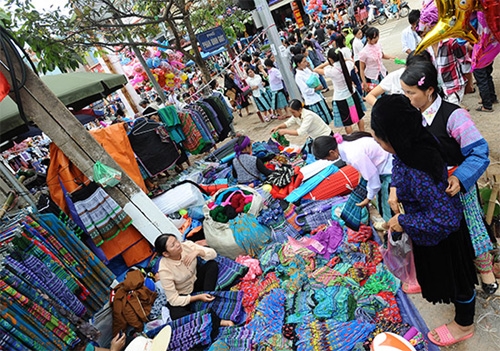 Mua sắm trang phục truyền thống.