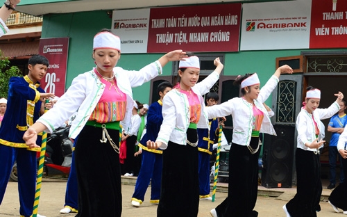 Các cô gái Mường thể hiện những điệu múa truyền thống.