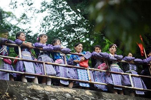 Cổ động viên là những thiếu nữ trẻ người Mông.