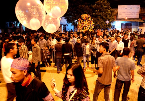 Du khách đến hội rất nhiều người mua váy áo người Mông mặc trong lễ hội.