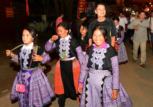 Các cô gái Mông đến từ các bản xa.