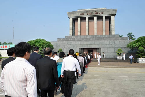 Trước ngày khai mạc, các đại biểu dự đại hội đã dâng hương tại Đài tưởng niệm các Anh hùng liệt sĩ và vào Lăng viếng Chủ tịch Hồ Chí Minh.