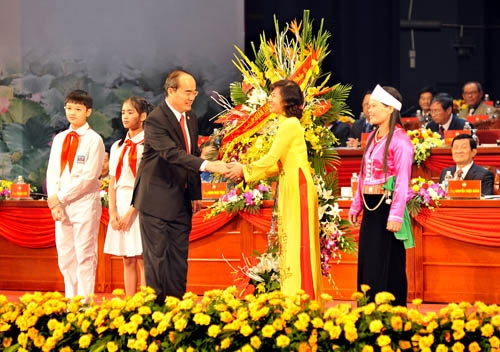 Đoàn đại biểu đại diện các tầng lớp nhân dân Thủ đô Hà Nội chúc mừng và tặng hoa đại hội.