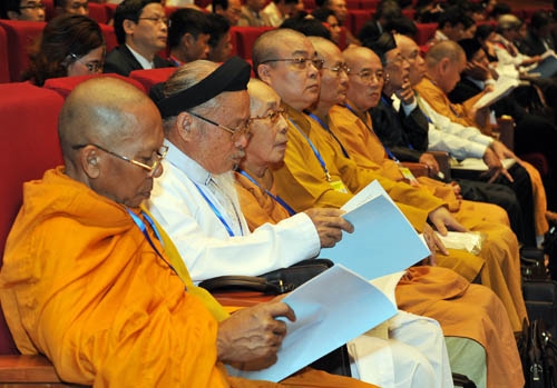 Các đại biểu nghiên cứu văn kiện của đại hội.
