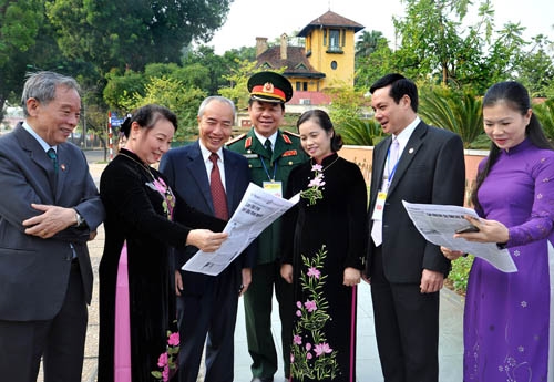 Các đại biểu theo dõi thông tin tuyên truyền về đại hội.