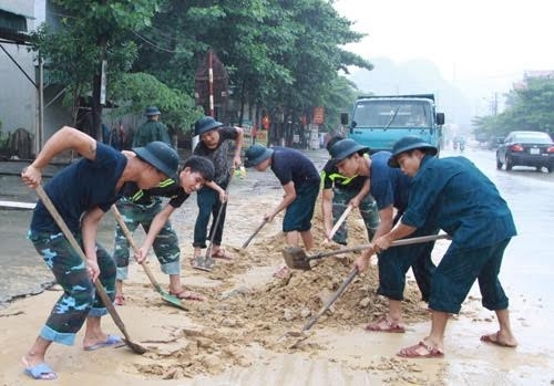 Cán bộ, chiến sĩ Tiểu đoàn 185, Sư đoàn 363, Quân chủng Phòng không - Không quân nạo vét bùn đất trên Quốc lộ 18, đoạn qua TP. Cẩm Phả.