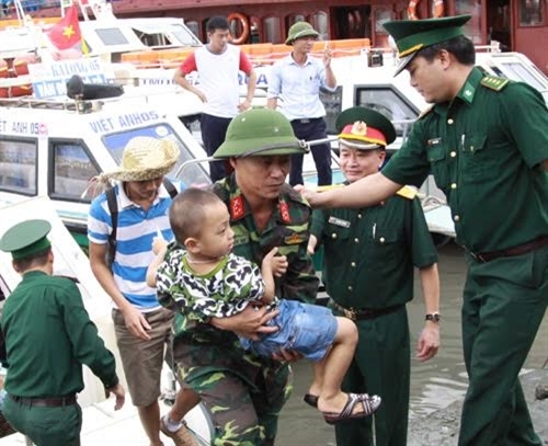 Lực lượng quân đội tham gia vận chuyển hành khách từ đảo Cô Tô lên đất liền an toàn.