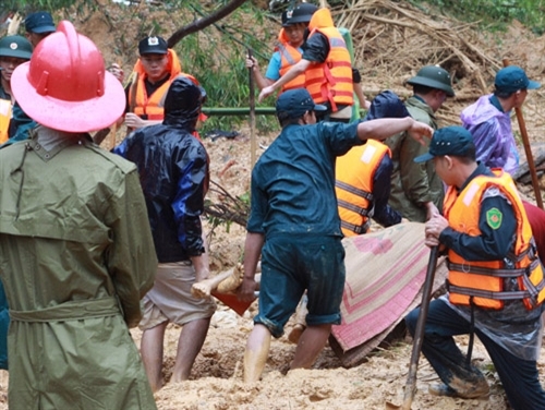 Tham gia tìm kiếm nạn nhân ở phường Cao Thắng.
