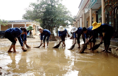 Ngay sau khi nước rút, nhiều lượt sinh viên trường cao đẳng Sư phạm Hà Tĩnh đã về vùng lũ giúp nhà trường khắc phục hậu quả