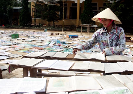 Các thầy, cô trường THCS Phương Mỹ phơi sách vở, tài liệu của nhà trường sau lũ