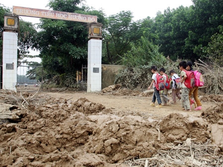 Học sinh trở lại trường sau lũ.