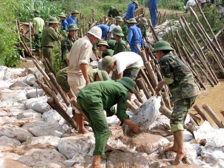 Bộ đội Quân khu 2 giúp người dân Cẩm Khê (Phú Thọ) hàn đê bị vỡ