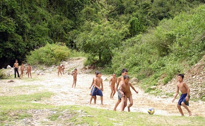 Trận bóng vô tư giữa một đội có quần và một đội không quần!