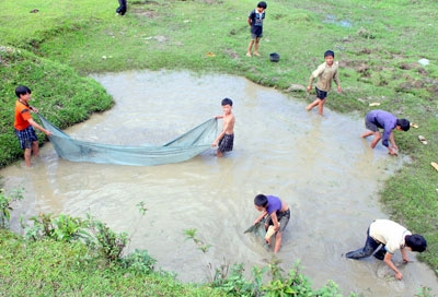Trẻ em ở bản Hoàng Hồ, Sìn Hồ tranh thủ đi bắt cá ngày hè