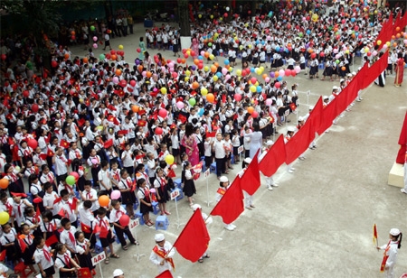 Rực rỡ cờ hoa, băng rôn trong lễ khai giảng trường Tiểu học Thịnh Quang