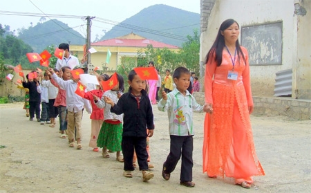 Cô giáo đưa các em từ các bản làng trên núi cao về đây học lớp 1