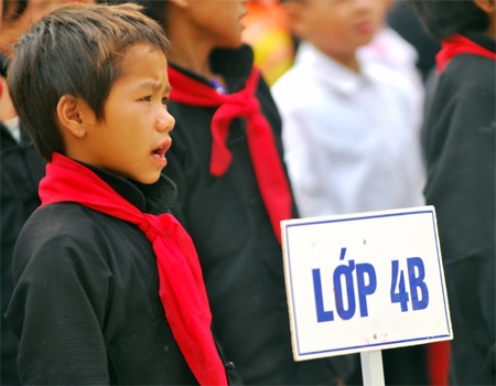 Phút nghiêm trang hát quốc ca, chào cờ của cậu bé Hà Giang