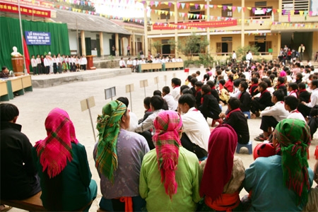 Các mẹ hôm nay nghỉ đi làm nương đưa con đến trường