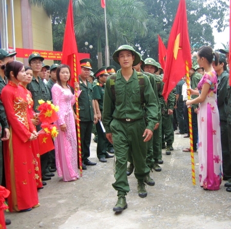 Lên đường nhập ngũ trong sự động viên của nhân dân