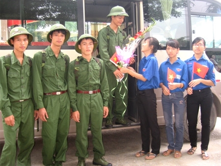 Nhận những bó hoa từ các bạn thanh niên tình nguyện