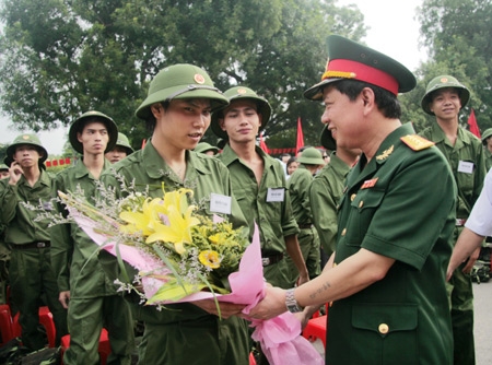 Đại tá Lê Hiền Vân, Phó Chính ủy BTL Thủ đô tặng hoa, chúc mừng thanh niên nhập ngũ đợt 2 năm 2010