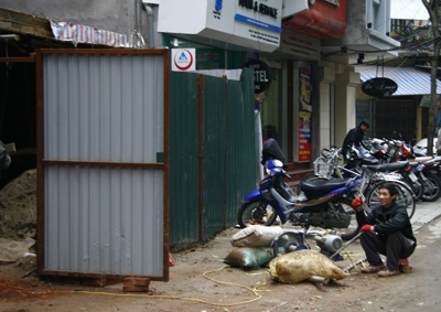 Dù mưa, nắng hay giá rét thì công việc của những người công nhân xây dựng vẫn luôn ở ngoài trời