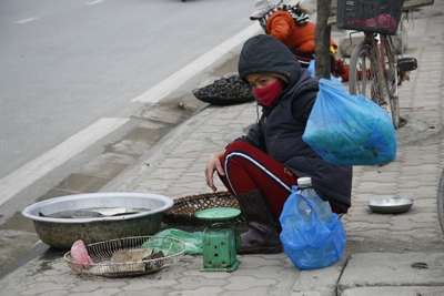 Công việc luôn phải ngâm tay vào nước lạnh