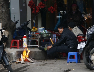 Đốt lửa sưởi ấm là biện pháp mà những người lao động ngoài trời luôn sử dụng để chống chọi với cái rét