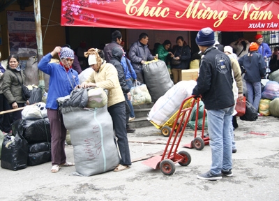 Dù lạnh buốt tay chân nhưng cứ có việc là những người phụ nữ gánh thuê lại ào ra