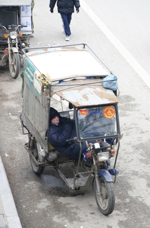 Co ro trong xe đợi khách