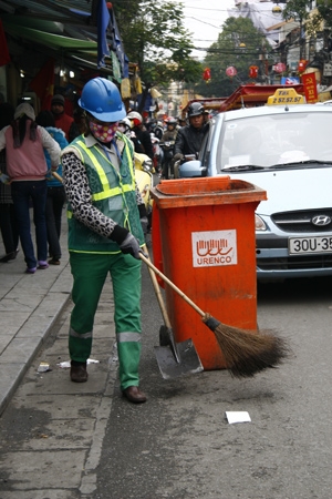 Lặng lẽ với công việc làm đẹp đường phố