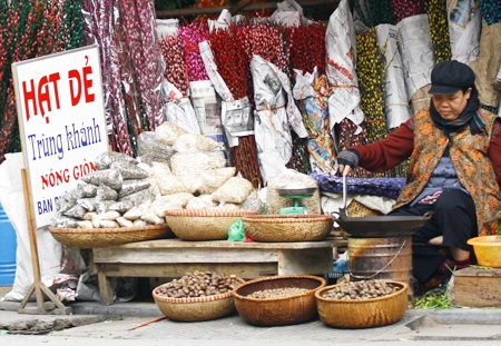 Những mẻ hạt bí, hướng dương được rang liên tục phục vụ cho việc sắm Tết