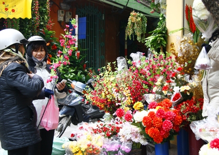Hoa lụa cũng là mặt hàng được nhiều người ưa thích