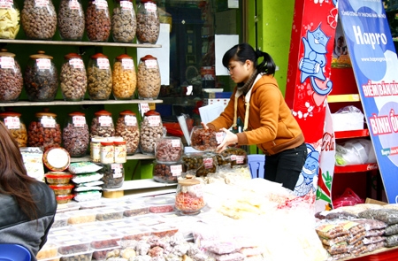 Các loại mứt kẹo bắt đầu được bày bán