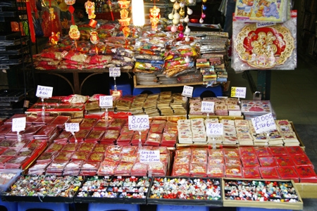 Phong bao lì xì với hình ảnh chú mèo, đủ màu sắc